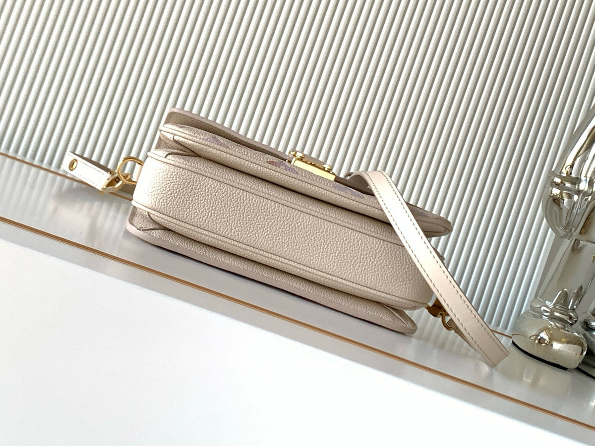 Pochette Metis East West Bag