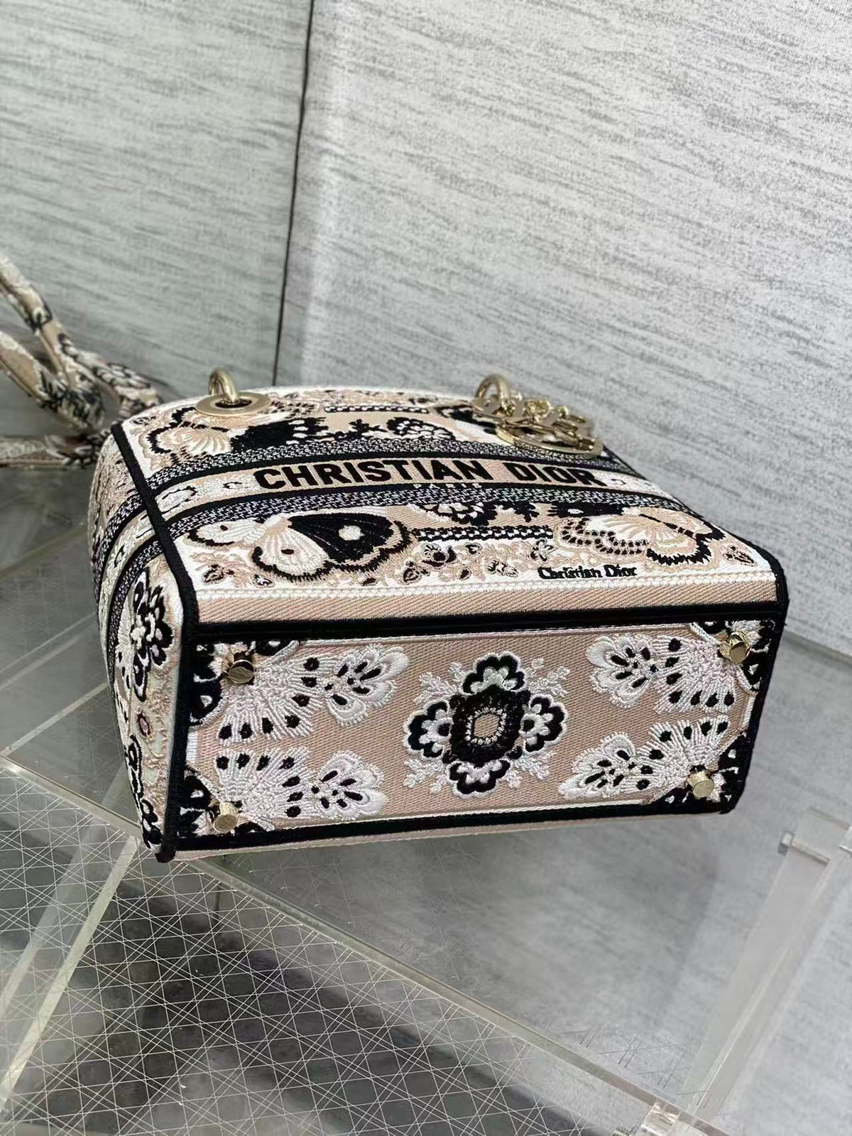 Lady Apricot Butterfly Embroidery Frame Bag
